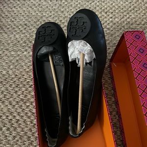 Tori Burch black 9 Minnie travel ballet with logo